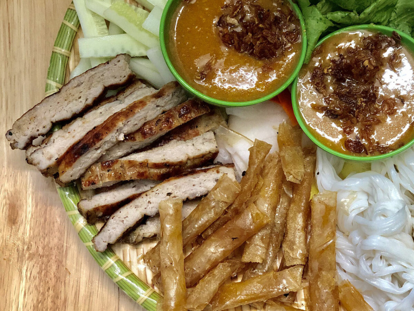 barbeque rolls, cuisine, hanoi, nem nuong, nha trang, vietnam, southern grilled pork rolls feed hanoi culinary fervor