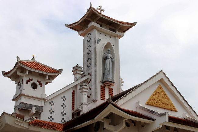 130-year-old mekong delta church a marriage of west, east, mekong delta, vi hung church, vietnamese pagoda architecture, 130-year-old mekong delta church a marriage of west, east