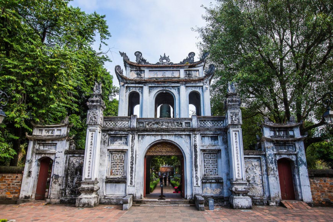 cultural attractions hanoi, cultural shows in hanoi, hanoi top attractions, historical attractions in hanoi, temple of literature open hours, what to do in hanoi, what to see in hanoi, 11 must-see attractions in ha noi