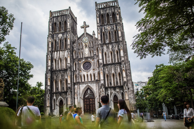 cultural attractions hanoi, cultural shows in hanoi, hanoi top attractions, historical attractions in hanoi, temple of literature open hours, what to do in hanoi, what to see in hanoi, 11 must-see attractions in ha noi