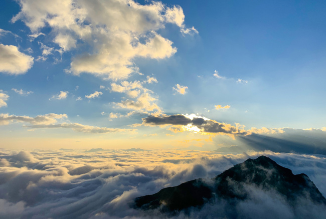 surf the clouds on bach moc luong tu mountain peak