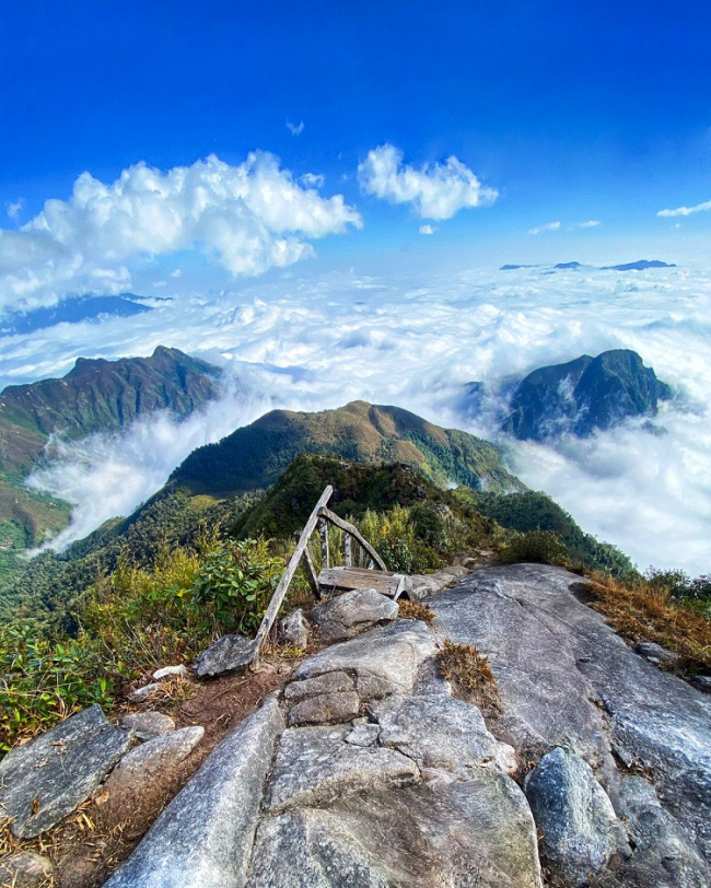 surf the clouds on bach moc luong tu mountain peak