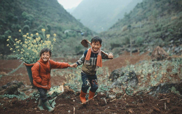 2 Hmong babies picked up the dirt, sowed parents seeds and smiled to make many people “melt”