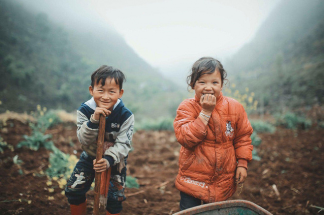 childrenin the highlands, customs and customs, ha giang highlands, ha giang stone plateau, inclement weather, photographers, production labor, pursuit of dreams, vietnamese people, 2 hmong babies picked up the dirt, sowed parents seeds and smiled to make many people “melt”