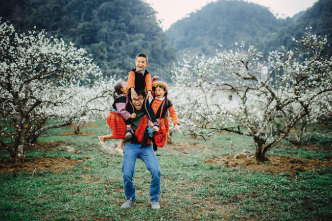 childrenin the highlands, customs and customs, ha giang highlands, ha giang stone plateau, inclement weather, photographers, production labor, pursuit of dreams, vietnamese people, 2 hmong babies picked up the dirt, sowed parents seeds and smiled to make many people “melt”