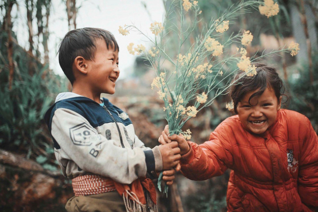 childrenin the highlands, customs and customs, ha giang highlands, ha giang stone plateau, inclement weather, photographers, production labor, pursuit of dreams, vietnamese people, 2 hmong babies picked up the dirt, sowed parents seeds and smiled to make many people “melt”