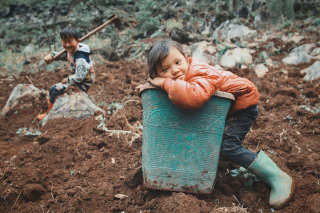 childrenin the highlands, customs and customs, ha giang highlands, ha giang stone plateau, inclement weather, photographers, production labor, pursuit of dreams, vietnamese people, 2 hmong babies picked up the dirt, sowed parents seeds and smiled to make many people “melt”