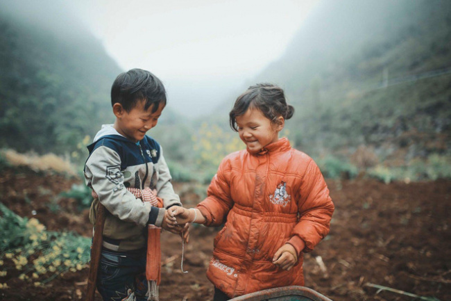 childrenin the highlands, customs and customs, ha giang highlands, ha giang stone plateau, inclement weather, photographers, production labor, pursuit of dreams, vietnamese people, 2 hmong babies picked up the dirt, sowed parents seeds and smiled to make many people “melt”