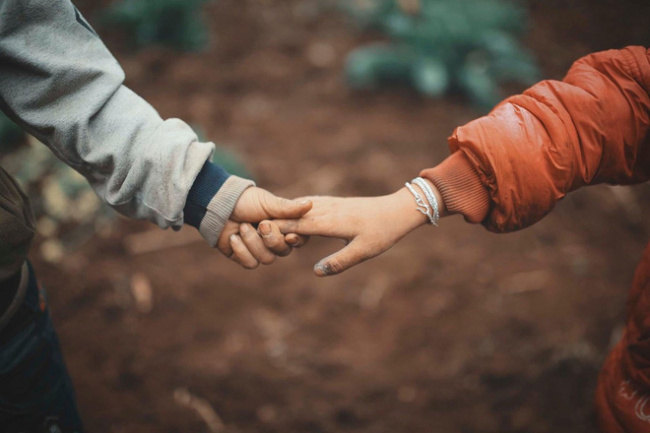 childrenin the highlands, customs and customs, ha giang highlands, ha giang stone plateau, inclement weather, photographers, production labor, pursuit of dreams, vietnamese people, 2 hmong babies picked up the dirt, sowed parents seeds and smiled to make many people “melt”