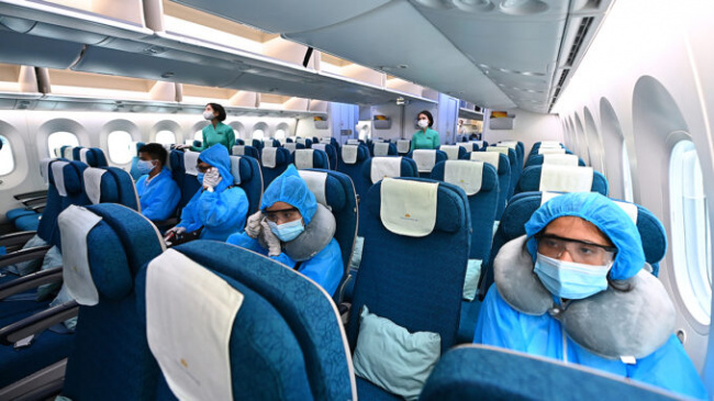 Vietnam’s first int’l commercial flight in six months takes off amid pandemic