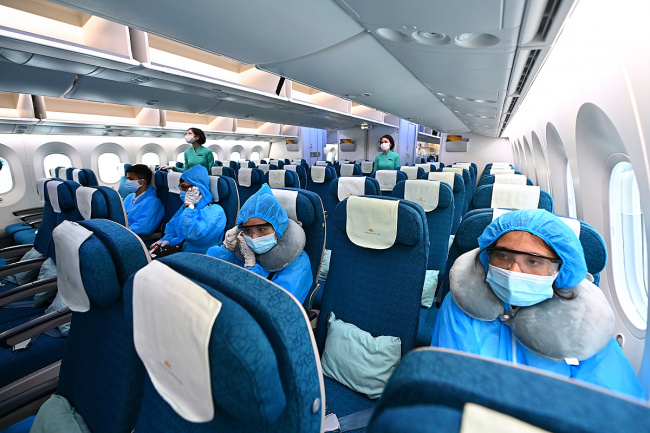 international flight, japan, labor export market, vietnam, vietnam airlines, vietnamese passengers, vietnam’s first int’l commercial flight in six months takes off amid pandemic