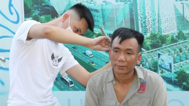 Fun at the free barber shop motorbike hugging, poor workers Hai Phong