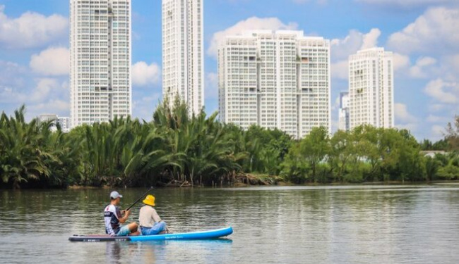 SUP boating surfs Saigon River extremely ‘chill’ watching the city’s high-rise buildings