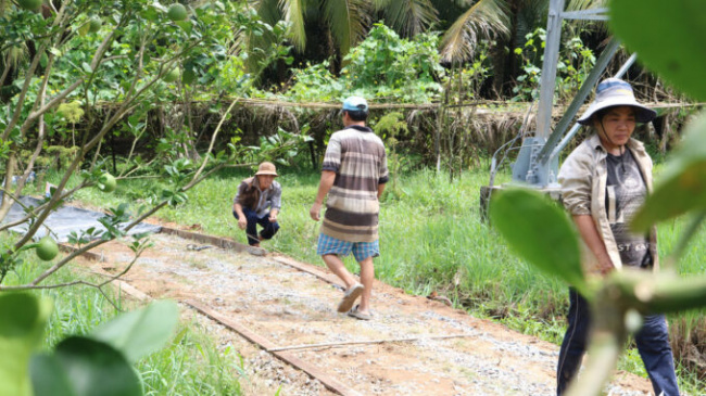 Saigon cyclo team returned home to help relatives make concrete roads