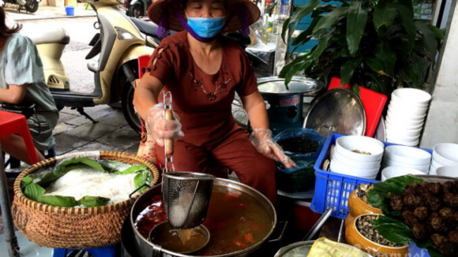 The three-decade snail vermicelli restaurant in Hanoi