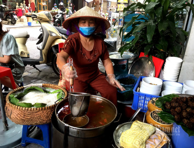 bun oc, snail vermicelli, travel vietnam, vietnamese delicacies, vietnamese food, the three-decade snail vermicelli restaurant in hanoi