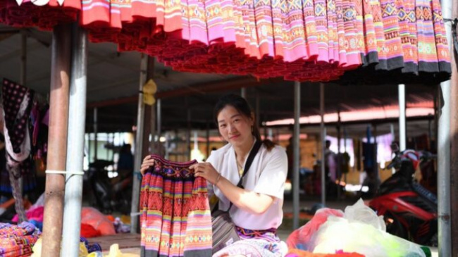 brocade market, moc chau, mong ethnic group, pa co, son la, vietnam tourism, vietnam travel, a view into the unique pa co brocade market of son la province