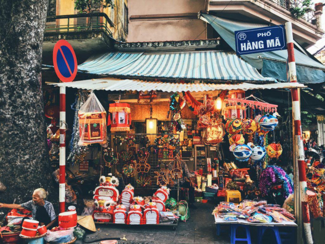 best destinations in ha noi vietnam, compass travel vietnam, ha noi vietnam travel guide, hang ma street, vietnam tourism, vietnam travel, what to do in ha noi vietnam, hang ma street hanoi has lights up why are you not still on the clothes?