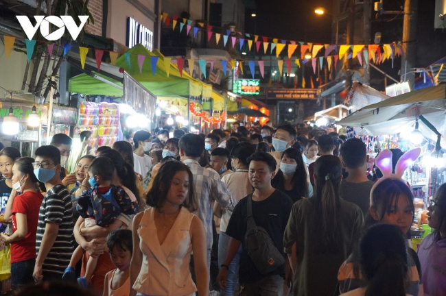 full-moon festival, ho chi minh city, lantern street, luong nhu hoc street, mid-autumn festival, nguyen hue street, travel vietnam, hcm city streets crowded during mid-autumn festival celebrations