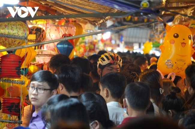 full-moon festival, ho chi minh city, lantern street, luong nhu hoc street, mid-autumn festival, nguyen hue street, travel vietnam, hcm city streets crowded during mid-autumn festival celebrations