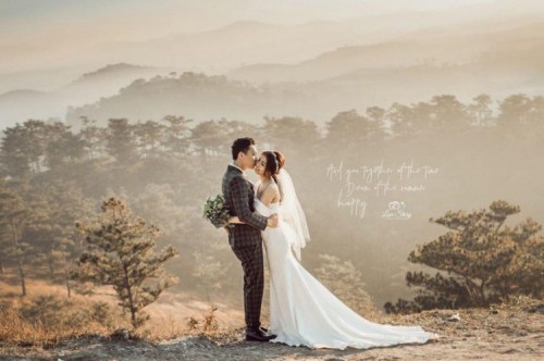 Studio ảnh cưới Hàn Quốc tại Quận Tây là một lựa chọn tuyệt vời cho những ai muốn có một bộ ảnh cưới chất lượng cao với phong cách Hàn Quốc đặc trưng. Với dàn trang phục và phụ kiện đẹp mắt, chụp ảnh tại studio này sẽ giúp các cặp đôi tự tin và thu hút trong ngày cưới của mình.
