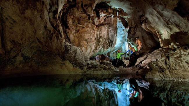 Quang Binh Vietnam travel, explore Cha Loi cave