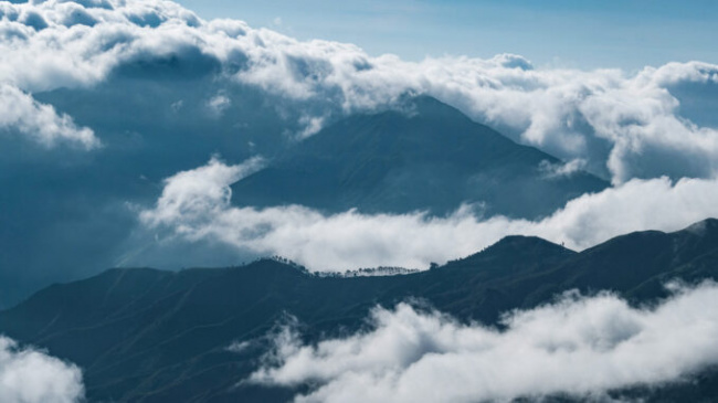 Sea of ​​clouds embracing the mountain, playing the wind in Hang Dong