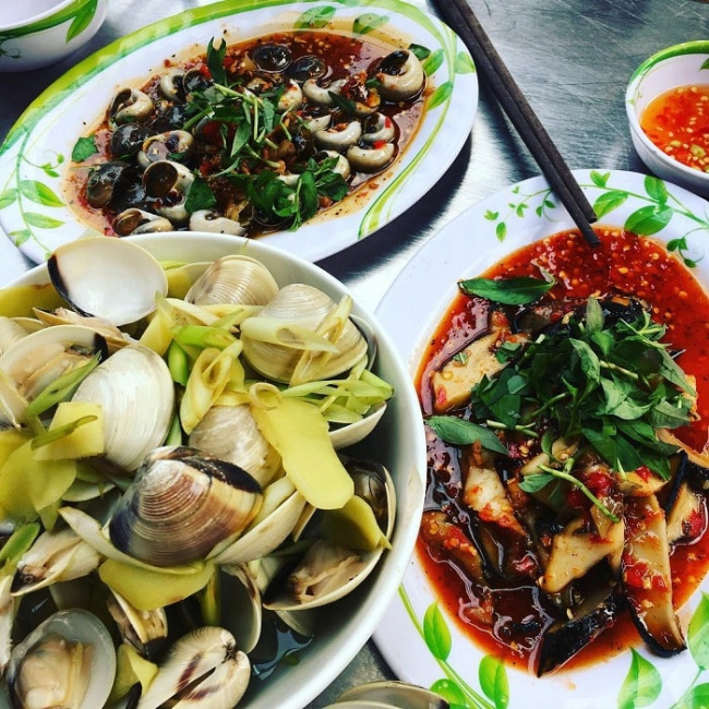 best destinations in ho chi minh city vietnam, compass travel vietnam, delicious snails in saigon, ho chi minh city vietnam travel guide, travel to vietnam, vietnam tourists, quickly save places to eat delicious snails in saigon