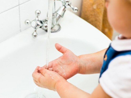 5 điều bố mẹ nên biết về bệnh tay chân miệng ở trẻ nhỏ