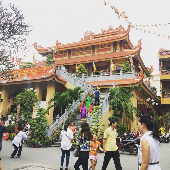 beautiful temples in saigon, best destinations in ho chi minh city vietnam, compass travel vietnam, ho chi minh city vietnam travel guide, travel to vietnam, vietnam tourists, be amazed at the peaceful scenery in the most beautiful temples in saigon