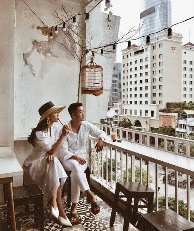 best destinations in ho chi minh city vietnam, compass travel vietnam, ho chi minh city vietnam travel guide, old apartment buildings in saigon, travel to vietnam, take a look at old apartment buildings in saigon, just shoot and get beautiful photos right away
