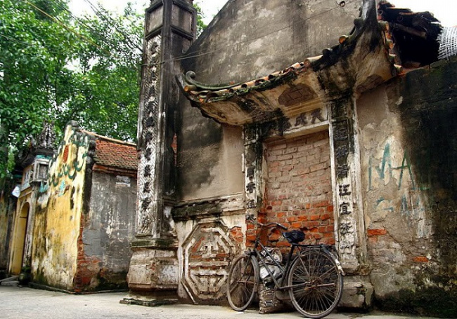 best destinations in hanoi vietnam, compass travel vietnam, hanoi vietnam travel guide, old villages near hanoi, travel to vietnam, what to do in hanoi vietnam, four hundred-year-old villages near hanoi should stop at the weekend
