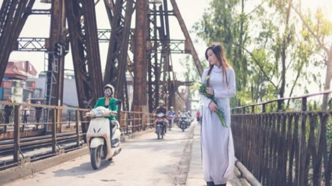 See Hanoi through the years on the bridges