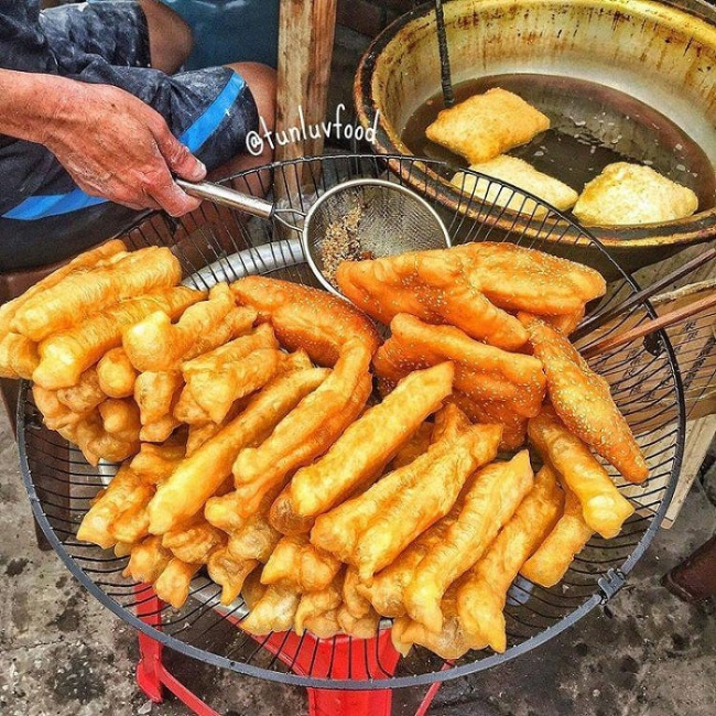 compass travel vietnam, dishes in hanoi, hanoi, hanoi inside guide, hanoi itinerary, hanoi travel guide, hanoi vietnam, hanoi weather, transport to hanoi, travel to hanoi, travel to vietnam, when the monsoon comes, enjoy the top 10 ‘just blowing and eating’ dishes in hanoi