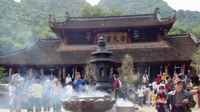 Experience to visit Huong pagoda in a full and detailed day