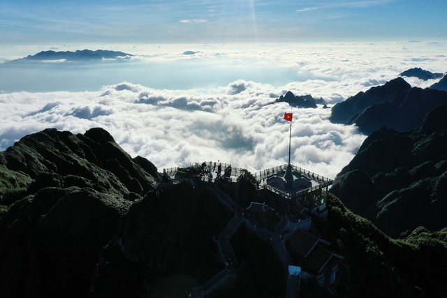 clouds on top of fansipan, compass travel vietnam, lao cai, lao cai tourism vietnam, lao cai travel guide, what to do in lao cai, overwhelmed with “sea” of beautiful floating clouds on top of fansipan