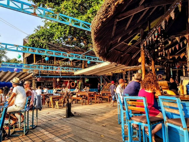 beautiful bars in phu quoc, compass travel vietnam, phu quoc, phu quoc inside guide, phu quoc itinerary, phu quoc travel guide, phu quoc vietnam, transport to phu quoc, travel to phu quoc, travel to vietnam, ‘discharge to the wharf’ at beautiful bars with super quality views in phu quoc