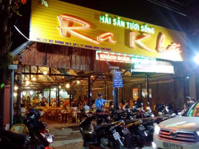 cheap seafood in phu quoc, compass travel vietnam, phu quoc, phu quoc inside guide, phu quoc itinerary, phu quoc travel guide, phu quoc vietnam, transport to phu quoc, travel to phu quoc, travel to vietnam, tell you where to eat fresh seafood phu quoc, with prices listed