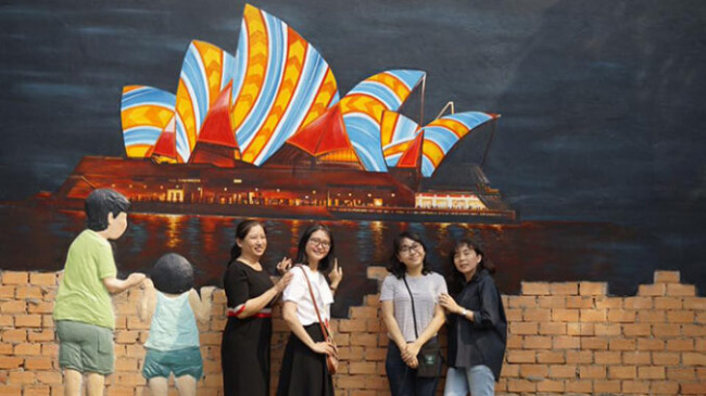 cao lanh mural village, compass travel vietnam, dong thap, dong thap inside guide, dong thap itinerary, dong thap travel guide, dong thap vietnam, transport to dong thap, travel to dong thap, travel to vietnam, check in the frescoed village of cao lanh dong thap with beautiful back-ground
