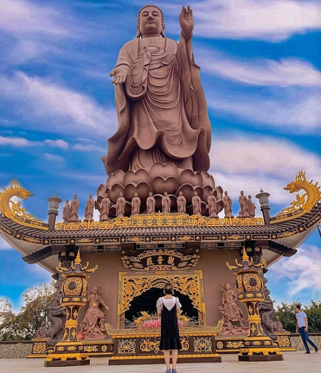 an giang, an giang inside guide, an giang itinerary, an giang travel guide, an giang vietnam, beautiful an giang pagoda, compass travel vietnam, transport to an giang, travel to an giang, travel to vietnam, attendance to the beautiful an giang pagoda is irresistible to check in