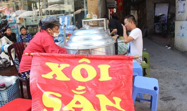It is strange that the dish is stuffed with poor families during the subsidy period, becoming a specialty “in line” in Hanoi