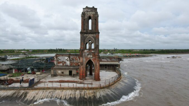 Admire the “unique” beachfront church in Vietnam