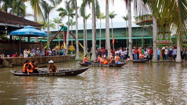 can tho inside guide, can tho itinerary, can tho travel guide, can tho vietnam, compass travel vietnam, mekong delta, transport to can tho, travel to can tho, travel to vietnam, discover can tho, the season of floating and beautiful water captivates people’s hearts