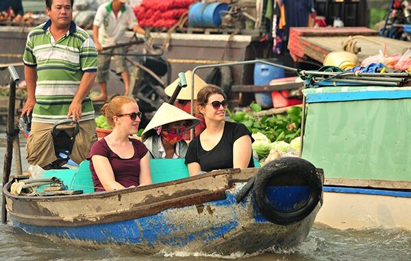 Holding 100k (VND) to destroy all the ‘nooks and crannies’ of Cai Rang floating market