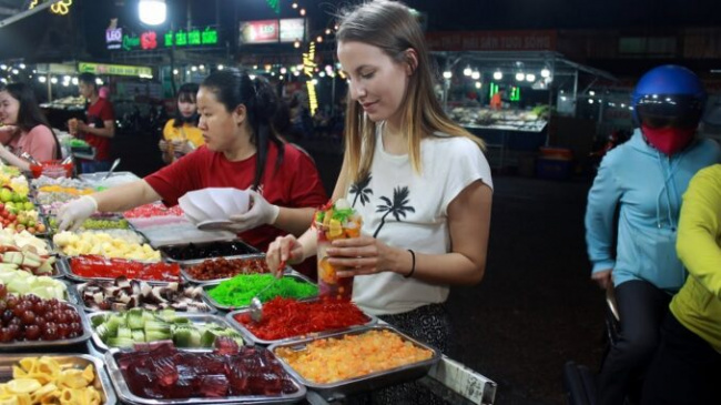 ‘Bombarded’ all the night markets of Can Tho, dining and shopping as much as you want