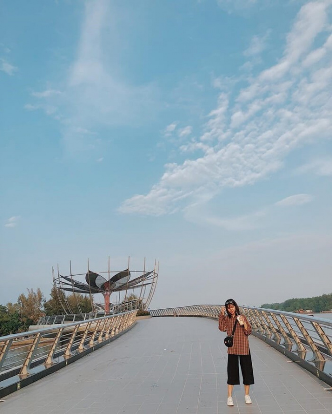 can tho inside guide, can tho itinerary, can tho travel guide, can tho vietnam, compass travel vietnam, mekong delta, ninh kieu can tho pedestrian bridge, transport to can tho, travel to can tho, travel to vietnam, enjoy the ultimate river view on ninh kieu can tho pedestrian bridge
