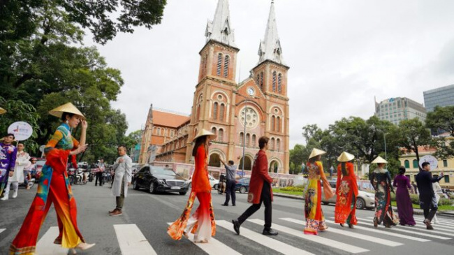 Streets, tourist spots in Ho Chi Minh City … turned into ao dai runway