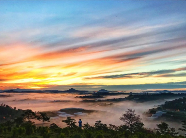 compass travel vietnam, dalat inside guide, dalat itinerary, dalat travel guide, dalat vietnam, hunting clouds in da lat, transport to dalat, travel to dalat, travel to vietnam, experience in hunting clouds in da lat – watching the valley covered in mist