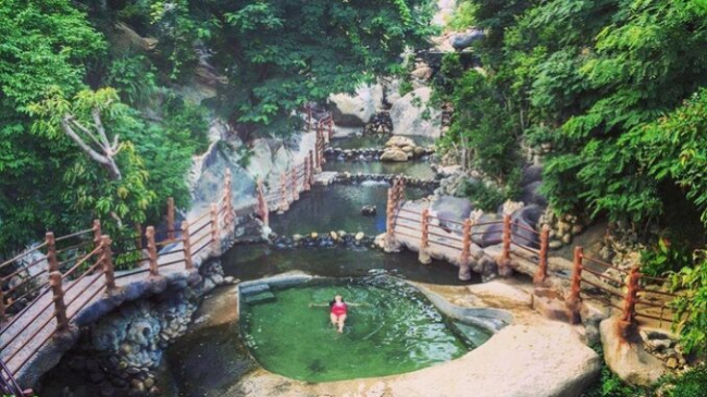 4 hot spring resorts attract tourists