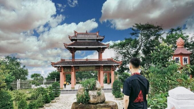 Linh Son Pagoda Buu Thien Tu where ‘Linh Quy Phap An heaven gate’ is the exact copy